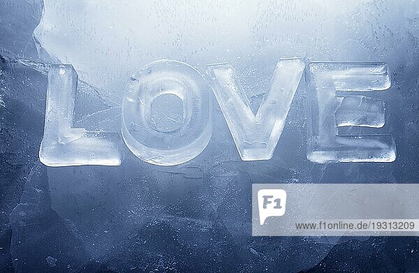 Wort LOVE mit echten Eisbuchstaben auf Eis gemacht