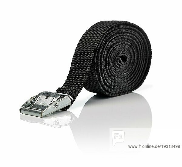 Schwarzes Nylon Cam Lock Befestigungsband vor weißem Hintergrundem Grund mit natürlicher Reflektion