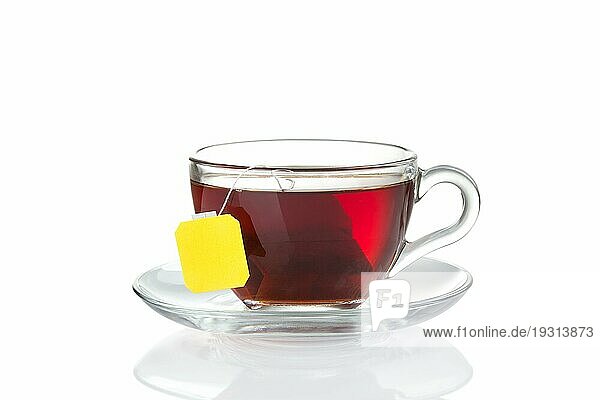 Tasse Tee mit Teebeutel (leeres Etikett) innen vor weißem Hintergrund