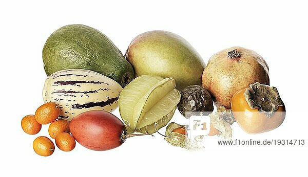 Verschiedene exotische Früchte vor weißem Hintergrund Papaya  Mango  Granatapfel  Pepino  Karambole  Passionsfrucht  Sharon Kaki  Kakipflaume  Kumquat  Tamarillo  Physalis