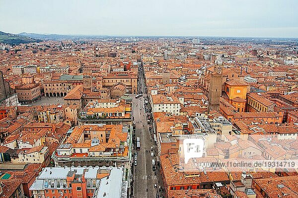 Ein Blick aus der Luft auf die schöne Stadt Bologna in Italien