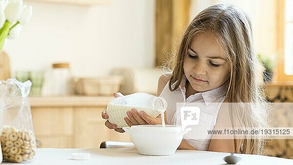 Vorderansicht junges Mädchen ißt Müsli Frühstück