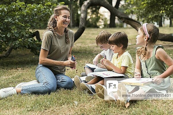 Smiley Lehrer Kinder im Freien