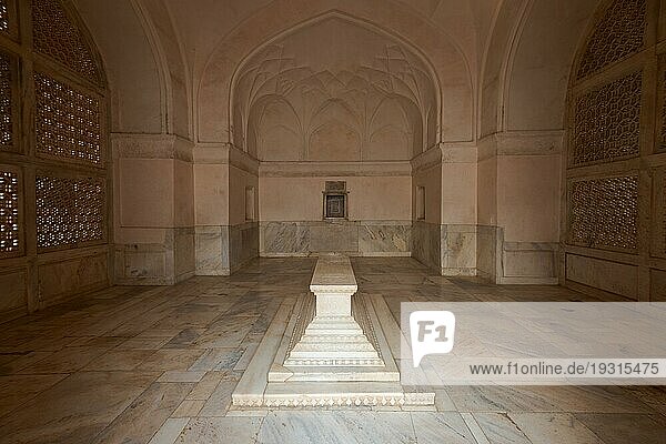 Falsches Grab des Kindes von Akbar am Grabmal von Akbar dem Großen in Agra an einem bedeckten Tag