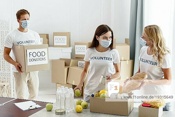 Freiwilliger Helfer bei der Lebensmittelspende