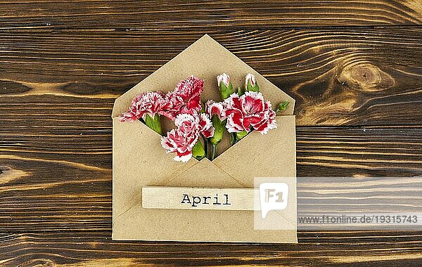 April Text Umschlag mit roten Blumen Tabelle