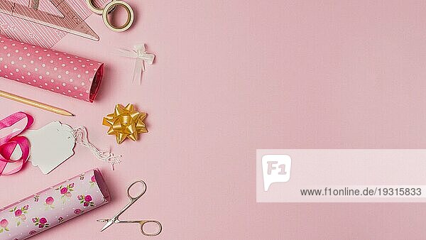 Geschenkpapier Schere Tag Schreibwaren Materialien rosa Tapete mit Raum Text