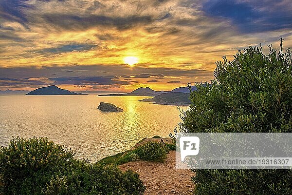 Schöner Sonnenuntergang an der Mittelmeerküste  Sommerabend am antiken Tempel des Poseidon  Sounio  Griechenland. Ruhige Küstenlandschaft mit klarem blauen Wasser