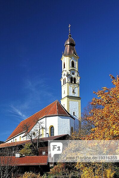 Pfarrkirche St. Nikolaus in Pfronten im Allgäu  Bayern  Deutschland bei schönem Herbstwetter. Church St