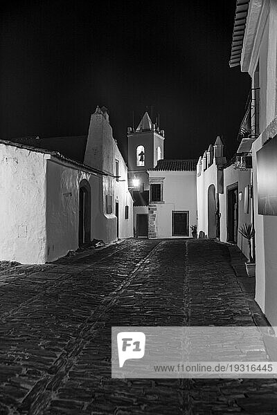 Monsaraz bei Nacht in Schwarz und Weiß  Alentejo  Portugal  Europa
