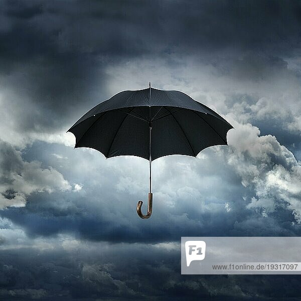 Alter schwarzer Regenschirm gegen regnerischen Himmel