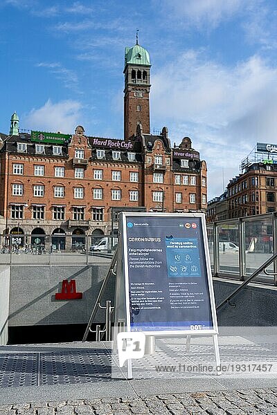 Kopenhagen  Dänemark  20. März 2020: Schild an der Ubahnstation Rathaus  das über das Coronavirus informiert  Europa