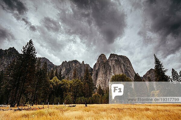 Der Blick aus dem Yosemite Valley auf die umliegenden Felswände an einem stürmischen Tag in Kalifornien  USA  Nordamerika