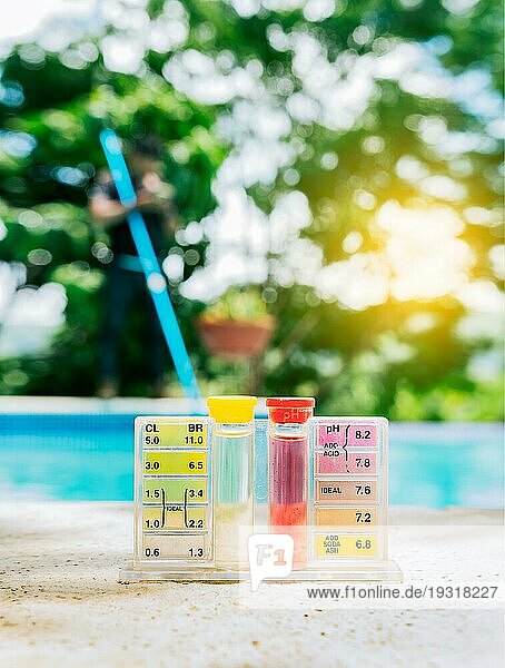 Poolwasser PH Tester Kit am Rande des Schwimmbads. Tester Kit zur Messung von Chlor und pH in Schwimmbädern