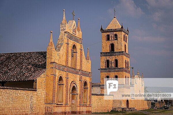 Kapelle  Kirche und Glockenturm der zum UNESCO Welterbe gehörenden Jesuitenmission in San Jose de Chiquitos  Bolivien  Südamerika