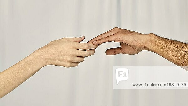 Seitenansicht Paar hält Hände