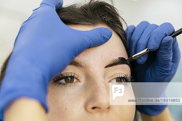 Frau bekommt Augenbrauenbehandlung Schönheitssalon_2