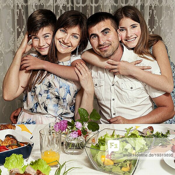 Vorderansicht glückliche Familie posiert Abendessen Tabelle