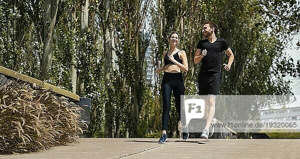 Vorderansicht Mann Frau joggen zusammen im Freien