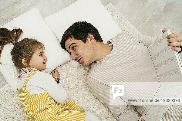 Ansicht von oben: Vater und Tochter verbringen Zeit miteinander