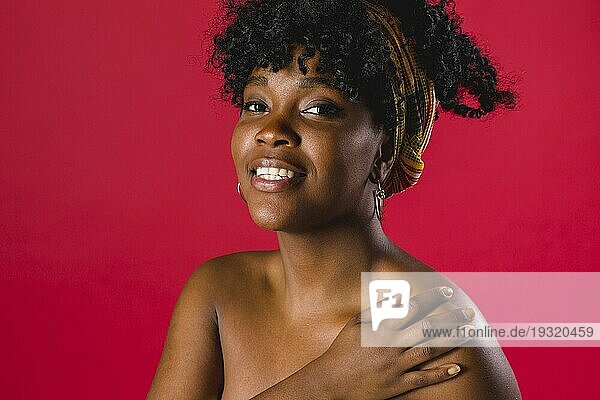 Lächelnd nackt schwarz lockig junge Frau farbigen Hintergrund