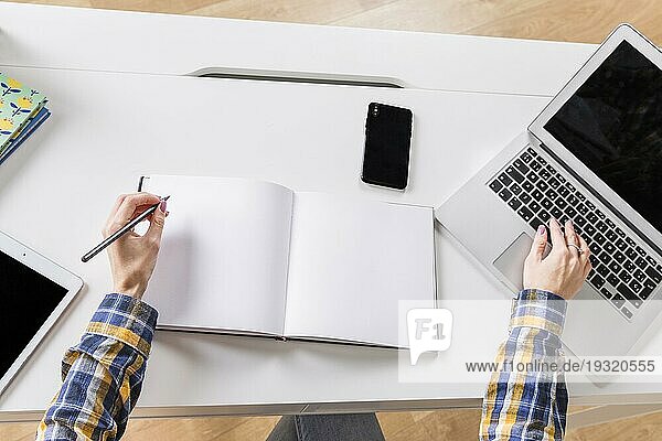 Hände Frau schreiben Notebook berühren Tastatur Laptop