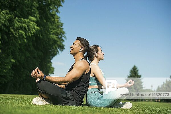 Mann Frau übt Yoga im Freien