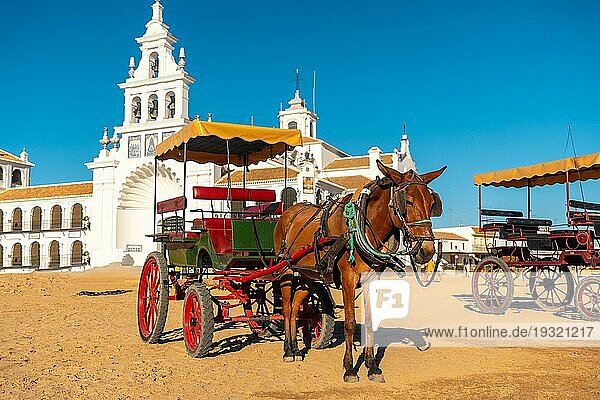 Pferdekutschen auf dem Rocio Fest im Rocio Heiligtum. Huelva. Andalusien