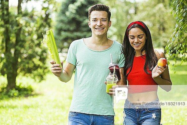 Junges Paar mit gesundem Steingarten