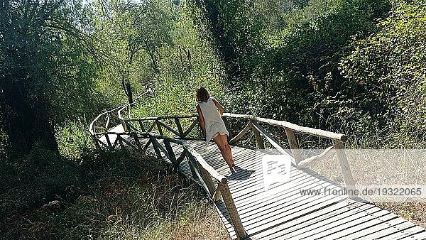 Ein junger Tourist besucht im Sommer den wunderschönen Naturpark von Doñana. Huelva