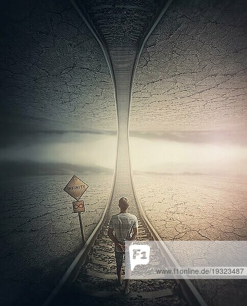 Unendliche Straße Konzept mit einem Mann zu Fuß die Eisenbahn auf die parallele Welt oben. Surreale und geheimnisvolle Szene  Abenteuerreise auf dem endlosen Weg