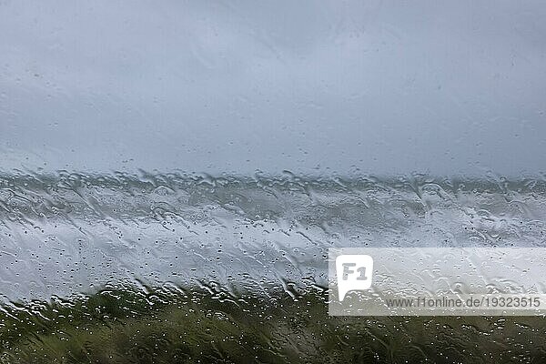 Blick auf das stürmische Meer durch Regentropfen auf einer Fensterscheibe  Portbail  Cotentin  Manche  Normandie  Frankreich  Europa