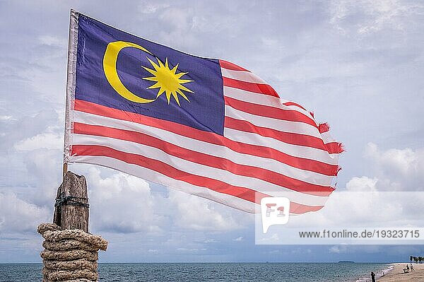 Die malaysische Flagge weht am Strand der Insel Langkawi an einem bewölkten Tag