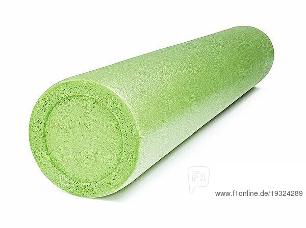 Eine grüne Schaumstoffrolle vor weißem Hintergrund mit natürlichen Schatten. Foam Rolling ist eine Selbst Myofascial Release Technik  die von Sportlern und Physiotherapeuten verwendet wird  um überaktive Muskeln zu hemmen
