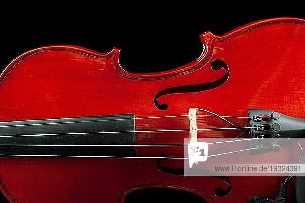 Fragment einer Geige vorschwarzem Hintergrund