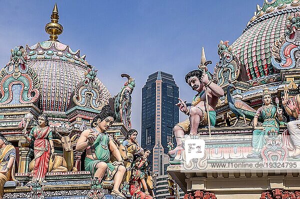 Hindutempel in Singapur mit Wolkenkratzer im Hintergrund veranschaulicht das Gleichgewicht zwischen religiöser Tradition und modernem Leben