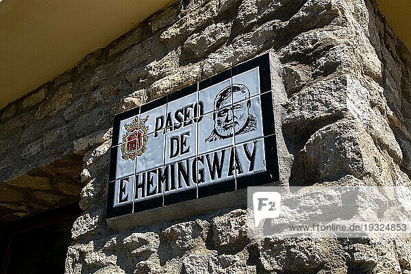 Ronda  Spanien  30. Mai 2019: Ernest Hemingway Road Schild im historischen Stadtzentrum  Europa