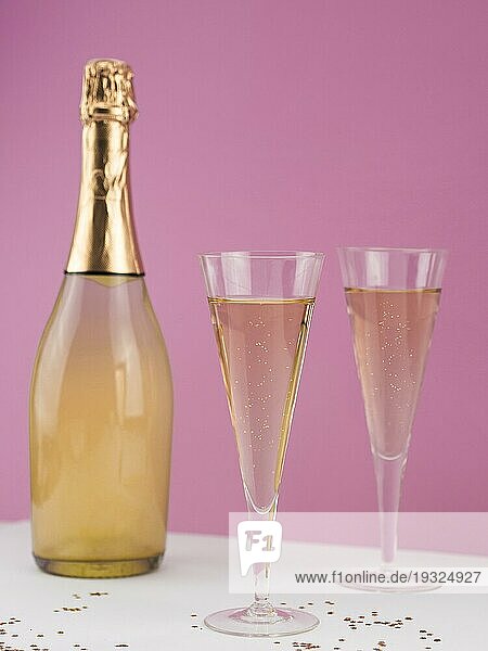 Champagnerflasche mit gefüllten Gläsern