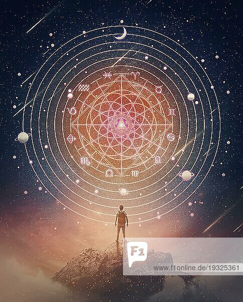 Wunderschöne Szene mit einer Person auf dem Gipfel eines Berges  die die astrologische Radprojektion auf den nächtlichen Sternenhimmel beobachtet. Tierkreiszeichen  magische Horoskop Symbole