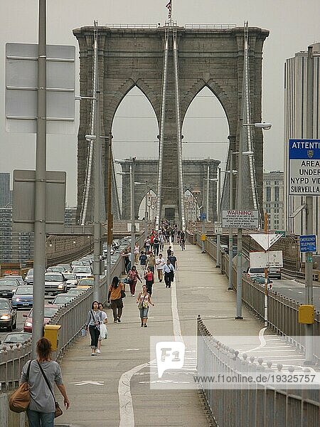 Brooklyn Bridge und gehende Fußgänger