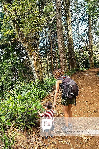 Eine Mutter mit ihrem Sohn auf dem Waldweg  Sommer in der Levada do Caldeirao Verde  Queimadas  Madeira