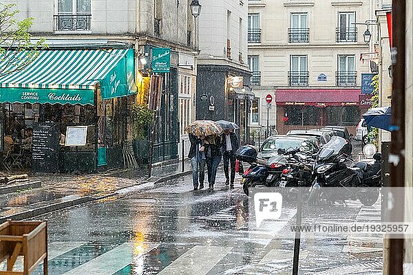 Paris  Frankreich  12. Mai 2017: Menschen mit Regenschirmen in den Straßen an einem regnerischen Tag  Europa