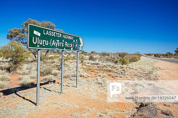 Erldunda  Australien  2. Juli: Straßenschild in Richtung Uluru vom Stuart Hwy im Northern Territory  im Juli 2015  Ozeanien