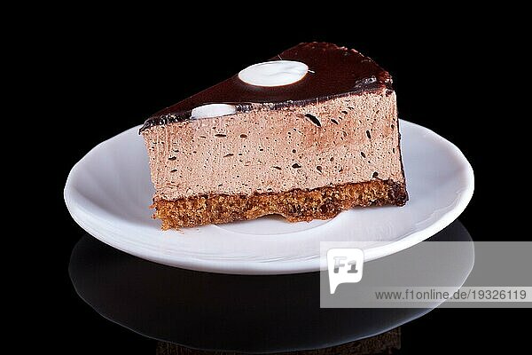 Leckerer Schokoladenkuchen auf dem Teller auf schwarzem Hintergrund. Unscharfer Fokus