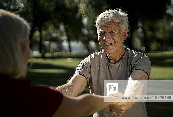 Lächelndes älteres Paar beim Sport im Freien