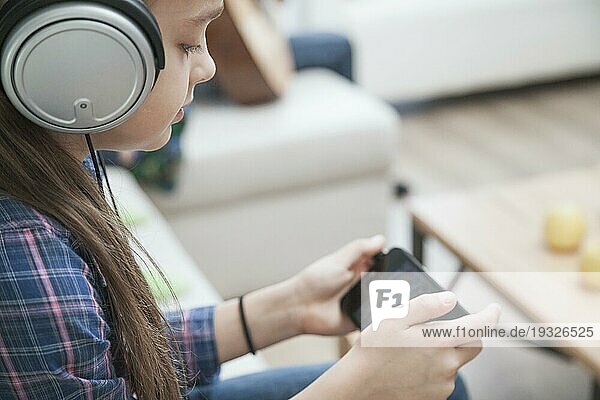 Mädchen Kopfhörer spielen Spiele Smartphone