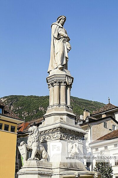 Walther-Denkmal auf dem Walther-von-der-Vogelweide-Platz  Bozen  Südtirol  Italien  Walther statue on the Walther Square  Bolzano  South Tyrol  Italy  Europa