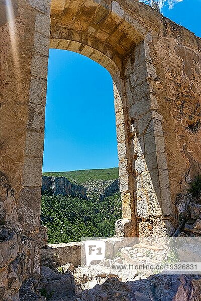 Fenster des Schlosses der Stadt Chulilla in den Bergen der Autonomen Gemeinschaft Valencia. Spanien