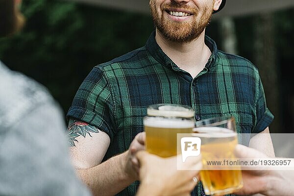 Gruppe männlicher Freunde beim Feiern mit einem Glas Bier
