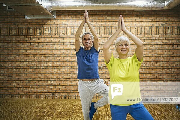 Ehepaar im Ruhestand trainiert im Fitnessstudio